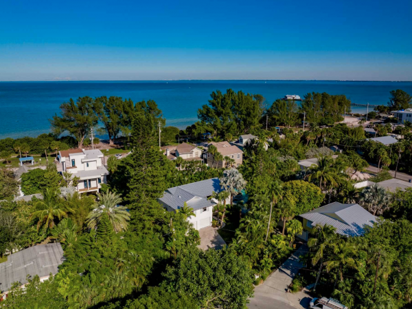 Walk to the Beach Three Bedroom Rental Home in Anna Maria